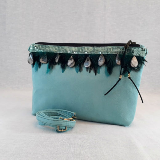 bandolera azul plumas y lágrimas perladas