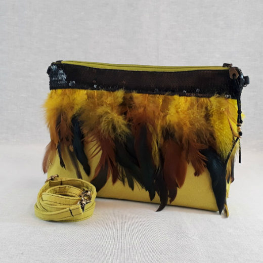 bandolera amarilla plumas