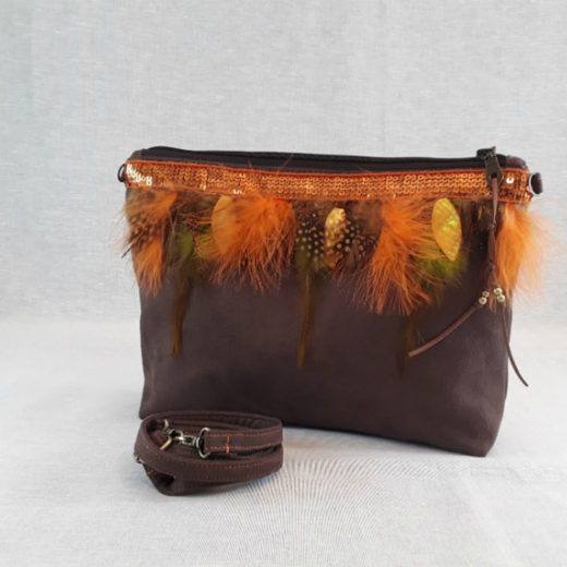 bandolera plumas marrón